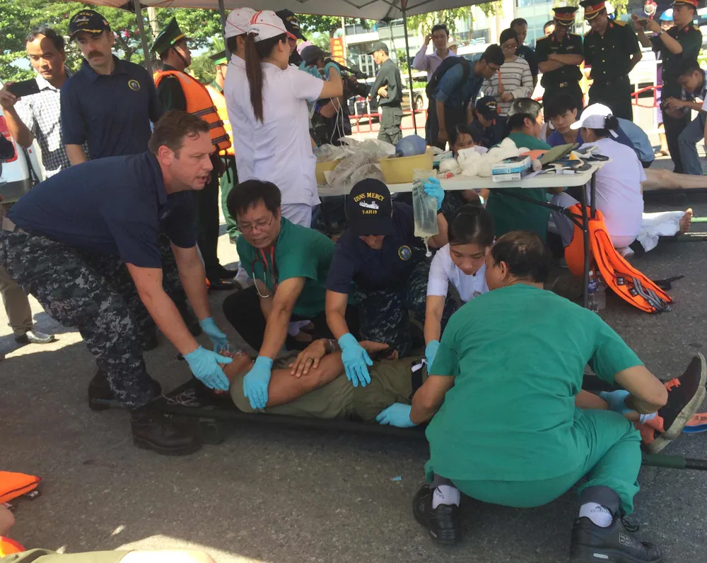 Hải quân Hoa Kỳ, Nhật Bản và Việt Nam diễn tập cứu nạn trên vùng biển Đà Nẵng ảnh 4