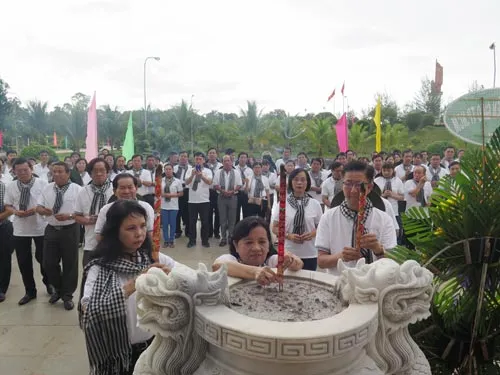 Đoàn cán bộ tuyên giáo viếng nghĩa trang liệt sĩ quốc gia Đồi 82