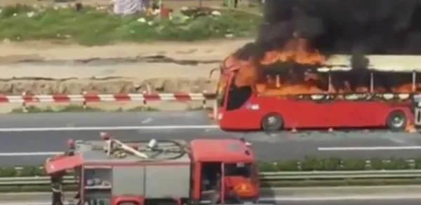 Xe khách chở 22 người cháy ngùn ngụt trên cao tốc Pháp Vân - Cầu Giẽ ảnh 2