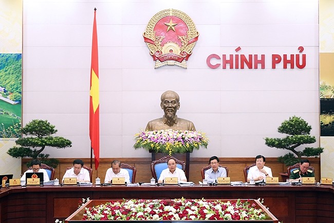 The Government is determined to weather all setbacks in order to attain the highest possible economic growth, Prime Minister Nguyễn Xuân Phúc said at the first regular meeting of the new Government yesterday. (Photo: VGP)