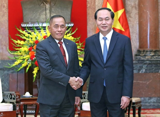 President Tran Dai Quang (R) greets Indonesian Minister of Defence Ryamizard Ryacudu (Photo: VNA)