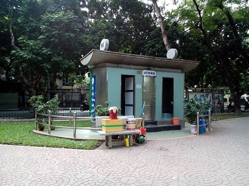 A public toilet in a Hanoi playground. (Photo vietbao.vn)