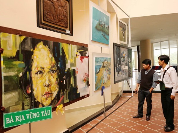 At the exhibition Visiting a war base by Hoang Van Cu A pier in Tien Giang by Mai Thanh Thin Grandma and grandson by Vu Xuan Quynh A fishing village by Le Na
