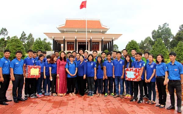 Ho Chi Minh City's leaders visit student volunteers in Vinh Long province
