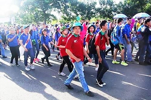More than 5, 000 union memberships and young people join a charity walk for poor students and pupils. (Photo:SGGP)