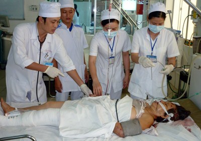 A doctor instructs medicine students how to treat patients in the General Hospital in Can Tho City (Photo: SGGP)