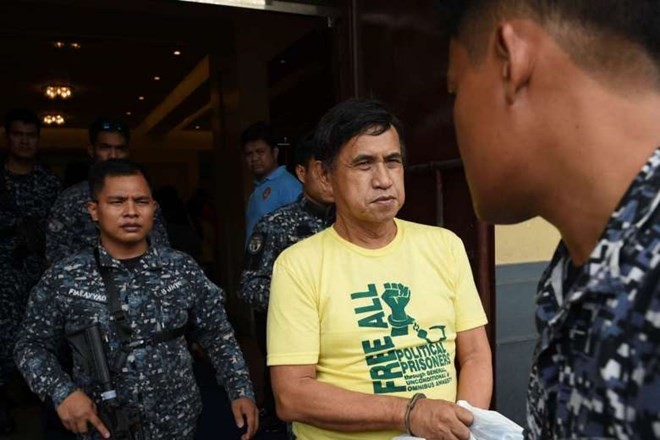 Adelberto Silva, one of high ranking leaders of the Maoist movement, is escorted by armed jail guards as he arrives for his bail hearing at a court in Manila on Aug 11, 2016 (Photo: AFP/VNA)