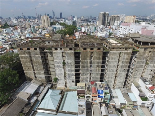 Old apartment buildings in District 5, HCM City. The Ministry of Finance proposed that the Government offer a preferential corporate income tax of 10 per cent for firms that renovate deteriorating apartment blocks. (Photo: VNA/VNS)