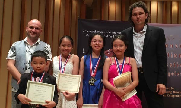 Four Vietnamese winners and two judges in the 2016 Lansum International Music Festival (Source: sggp.org.vn)