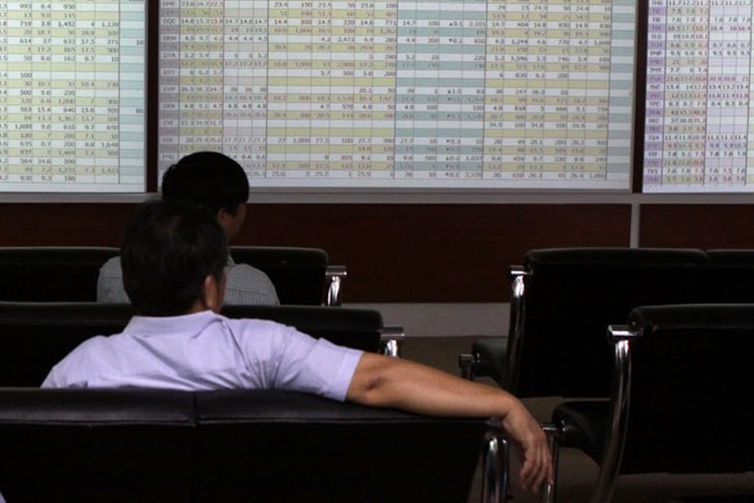 Investors follow transactions at Rong Viet stock trading floor in HCM City. Viet Nam's stock market had a second week of gains. (Photo: VNA/VNS)