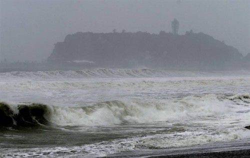 Rough waves are seen hitting the shores of Shichirigahama beach in the city of Kamakura, Kanagawa Prefecture, on Monday morning. Typhoon Mindulle was expected to reach landfall in the Kanto region later in the morning. - KYODO/VNA Photo