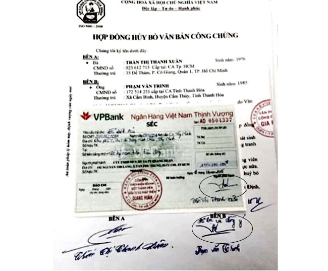The signatures of Pham Van Trinh on the right, one in a cheque issued by VPBank and the below in notarized document, and of Tran Thi Thanh Xuan on the left (Photo: SGGP)