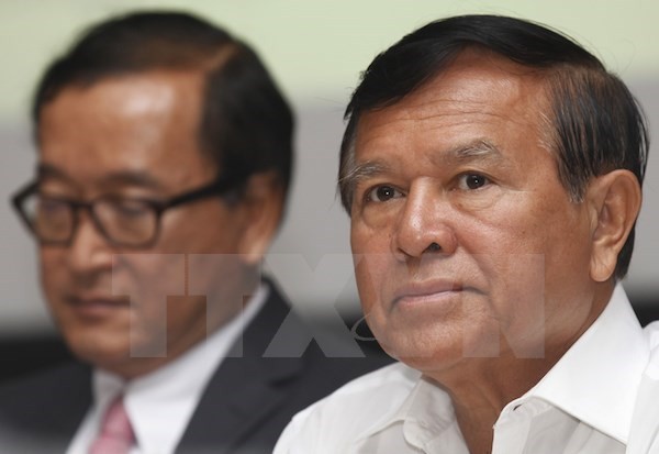 Acting President of the opposition Cambodia National Rescue Party Kem Sokha (R) (Photo: EPA/VNA)