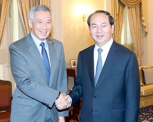 Vietnamese President Tran Dai Quang (R) and Singaporean Prime Minister Lee Hsien Loong.
