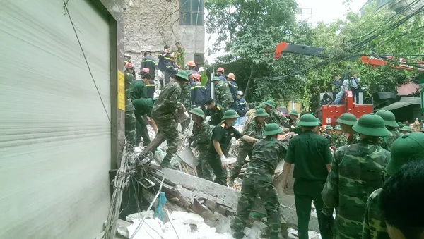 Sập nhà 43 phố Cửa Bắc, cứu được 9 người và 2 người tử vong ảnh 8