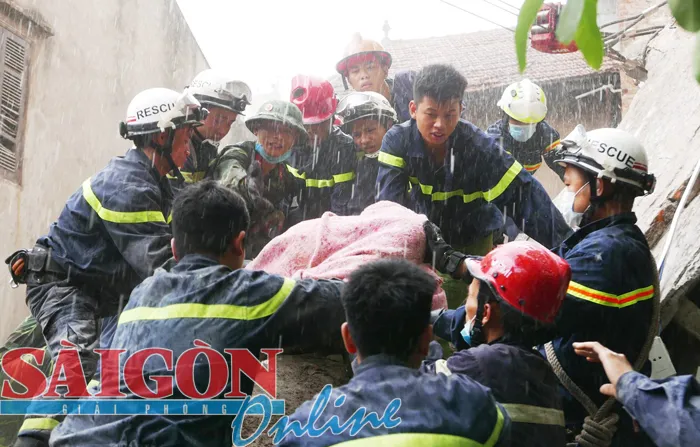 Sập nhà 43 phố Cửa Bắc, cứu được 9 người và 2 người tử vong