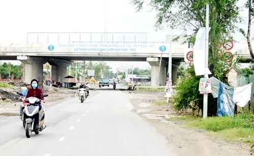 Biển báo giao thông núp lùm