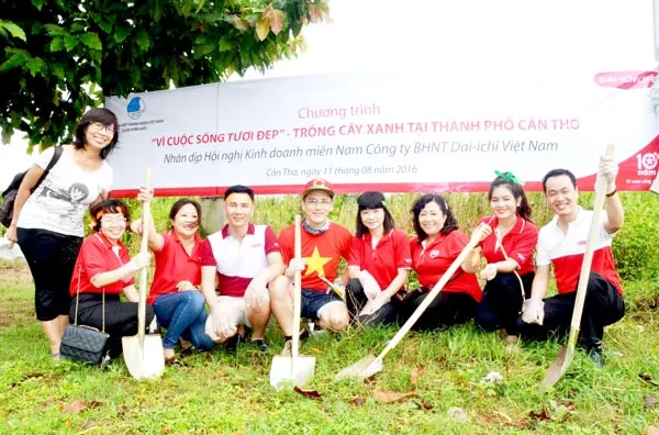Dai-ichi Life Việt Nam tổ chức trồng cây xanh và quyên góp hỗ trợ quỹ “Tiếp sức đến trường” tại TP Cần Thơ