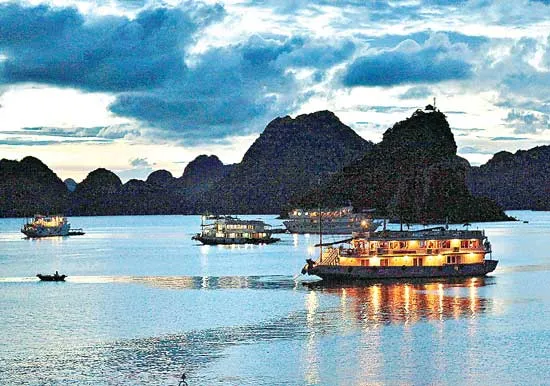 Huyền ảo vịnh Hạ Long ảnh 3