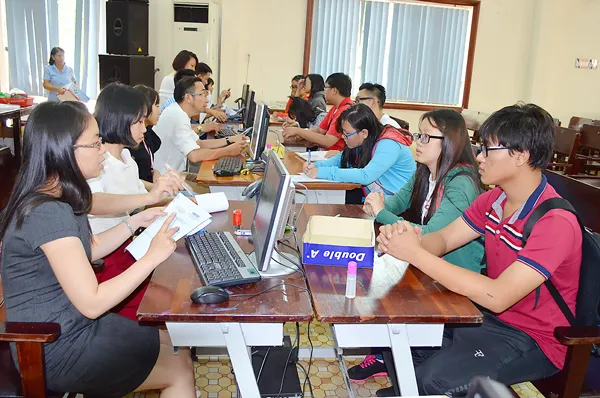 Tuyển sinh ĐH, CĐ 2016: Vất vả nộp phiếu báo điểm