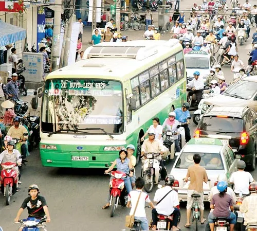 Nghịch lý xe buýt to - đường hẹp