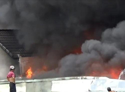 Cháy lớn thiêu rụi kho phế liệu, thiệt hại tiền tỷ