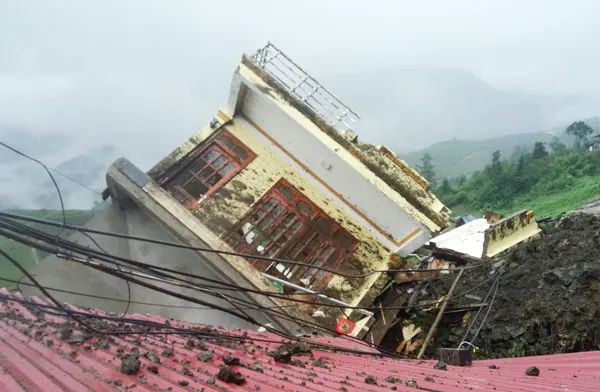 Sạt lở đất, đá làm sập 3 ngôi nhà ở Sa Pa