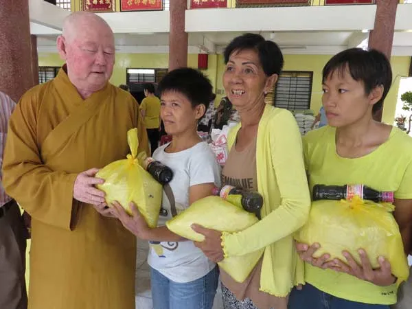 Gần 500 triệu đồng giúp người nghèo nhờ không đốt vàng mã