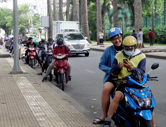 Xử phạt nghiêm người đi đường chơi trò pokemon