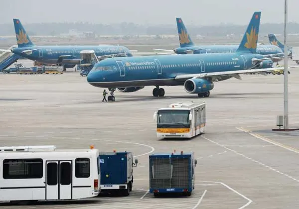 Tước giấy phép người điều khiển xe chở hàng va quẹt máy bay