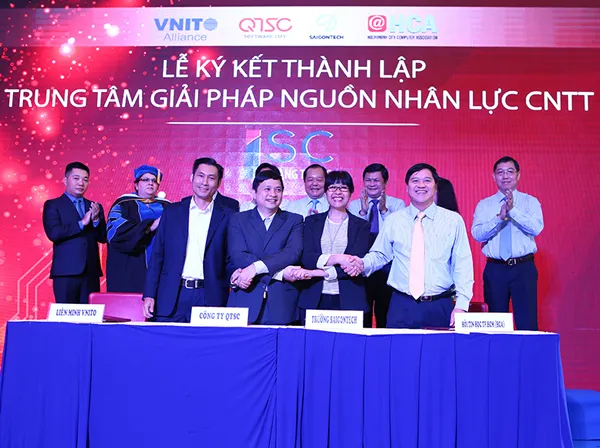 Thành lập Trung tâm giải pháp nguồn nhân lực CNNT Quang Trung