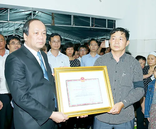 Truy tặng phi công Phạm Đức Trung Huân chương Bảo vệ Tổ quốc hạng Nhất