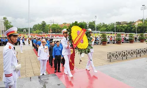 445 thanh niên tiên tiến báo công dâng Bác