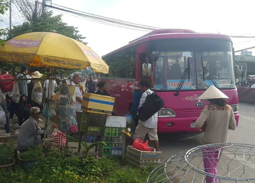 Xe bốc cháy, 20 hành khách hoảng loạn lao xuống xe