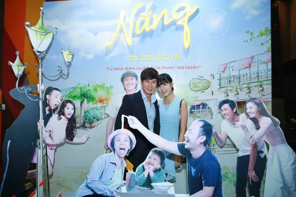 Sao Việt đội mưa đi xem "Nắng" ảnh 4