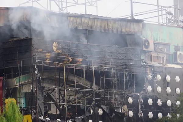 Cháy lớn thiêu rụi quán karaoke ở Hà Nội