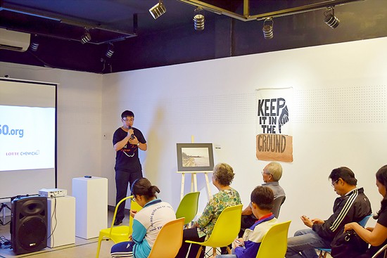 Quach Vinh Tuong exchanges with visitors. (Photo:SGGP)