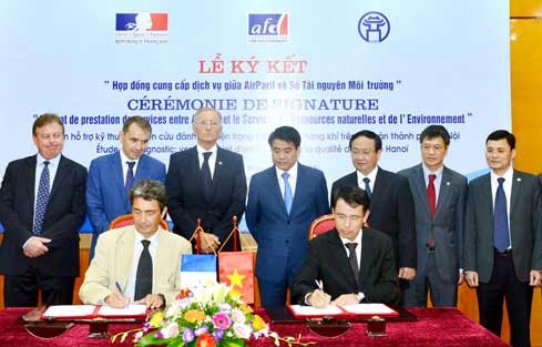 The signing ceremony (Photo: SGGP)