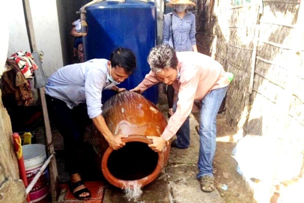 Residents turn over all water storage containers to prevent mosquito laying eggs into (Photo: SGGP)
