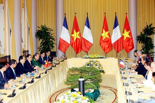 French president Francois Hollande attends in a talk with Vietnamese president Tran Dai Quang after an official welcome ceremony.(Photo:SGGP)