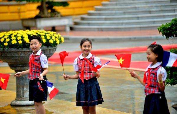 Children with nation flags in hand welcome French president. (Photo:SGGP)