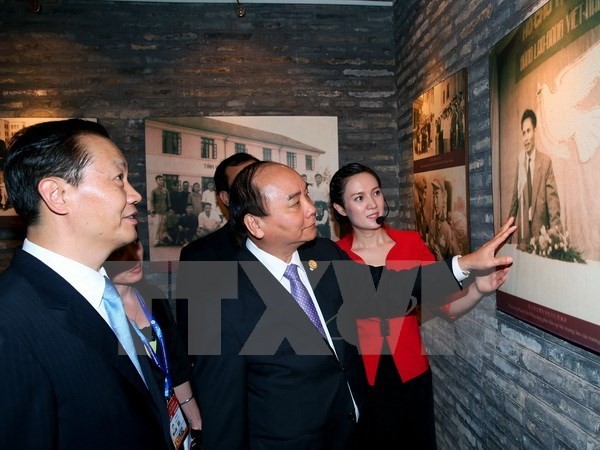 Prime Minister Nguyen Xuan Phuc visits the Nanning Yucai School in Guangxi, China (Source: VNA)