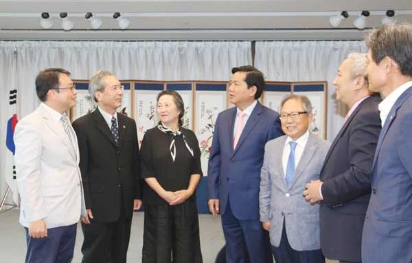 City Party Secretary Dinh La Thang (C) talks to members of Vesamo in Busan on September 11 during an eight day working visit by a HCMC’s delegation to South Korea since September 7 (Photo: SGGP)