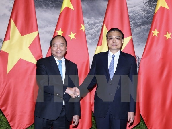 Prime Minister Nguyen Xuan Phuc (L) and Chinese Premier Li Keqiang (Photo: VNA)