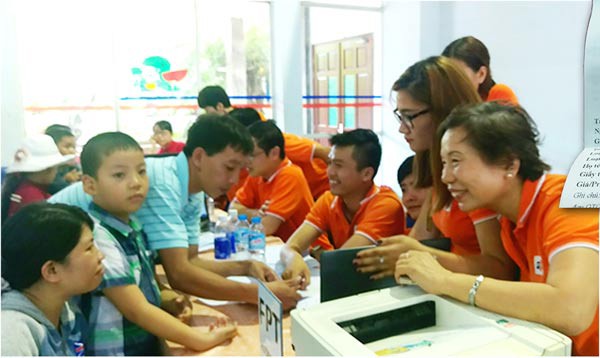 Passengers buy train tickets for Tet holidays at Saigon Railway Station. (Photo: SGGP)