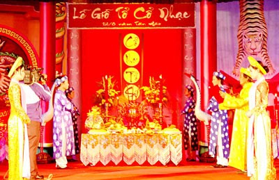A ceremonial offering commemorating the founder of Cai Luong (Photo: Sggp)