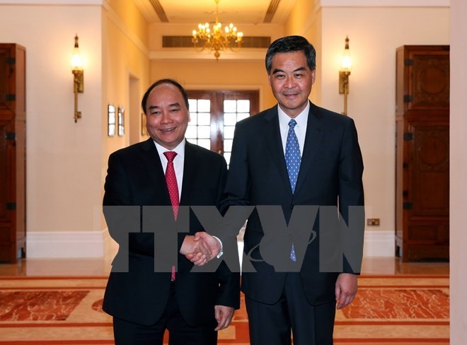 Prime Minister Nguyen Xuan Phuc (L) and Chief Executive of the Hong Kong Special Administrative Region Leung Chun-ying (R) (Source: VNA)