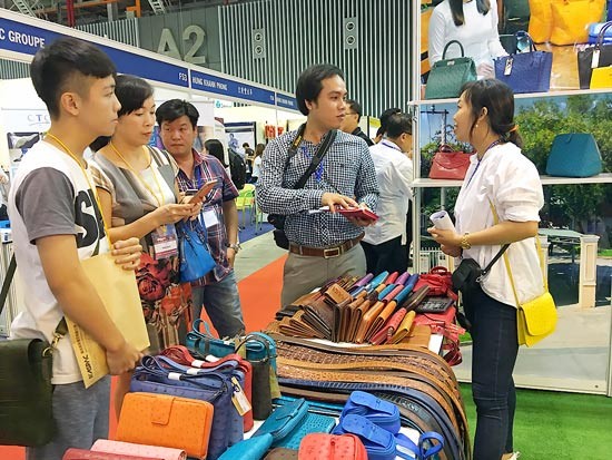 customers order Vietnamese products at ITE 2016-Photo: SGGP