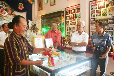 Puppet museum: Artist Dương Văn Học introduces a puppet to visitors to his “The Contemporary Solo Puppetry Museum”, the first of its kind in the country. -- Photo provided by Dương Văn Học“When they said the tour helped them understand more about Việt Nam, its culture and art, I was so happy and proud,” Học said.