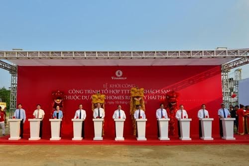 Prime Minister Nguyễn Xuân Phúc attended the groundbreaking ceremony of a 45-floor tower in Vinhomes Riva City urban area in the northern port city of Hải Phòng yesterday. (Photo: baodatviet.vn)